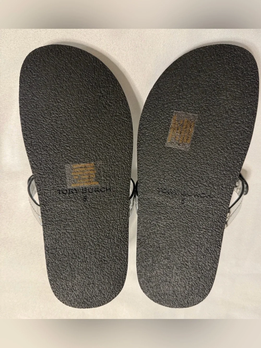 TORY BURCH Miller Cloud In Silver . Size - 5M